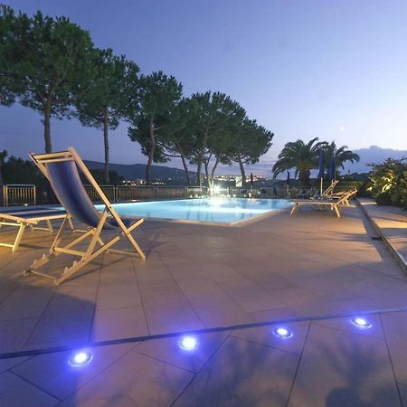 Il Porto Trilocale Nr.7 Apartment ปอร์โตอัซซูร์โร ภายนอก รูปภาพ